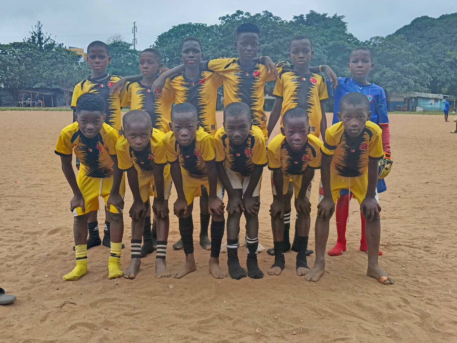 Équipe U10 en maillots jaunes